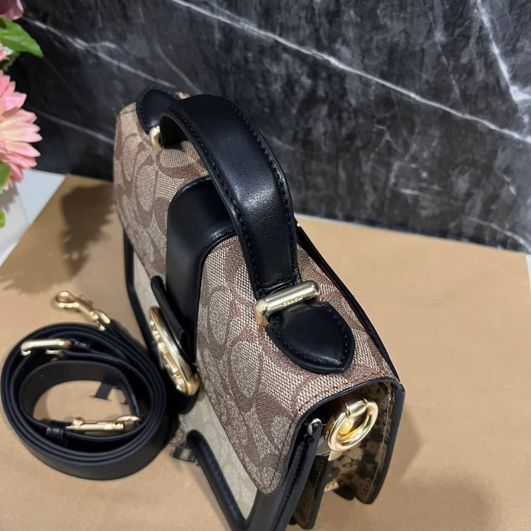 COACH SMALL GEORGIE TOP HANDLE IN BLOCKED SIGNATURE CANVAS ((6504//0468//6192//6015)) compact body portable shoulder bag 🌈ห้ามพลาด รุ่นแนะนำค่าา! พร้อมส่งทันที! กระเป๋าหิ้ว//สะพายข้างได้ วัสดุหนังแท้ 🔺หนึ่งใบทำลายหนังผสมกัน3แบบได้ลงตัวสวยง
