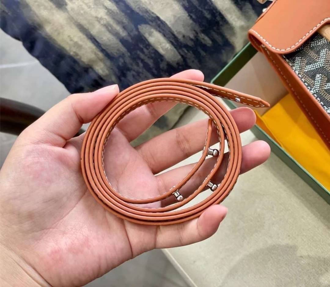 GOYARD Saigon Structure Mini Bag คุ้มค่าและ exclusive ที่สุดกระเป๋าทรงโท้ทไซส์มินิ ดีไซน์ล้ำ โดดเด่นด้วยรูปทรงและมือจับไม้สังเคราะห์ ที่ไม่เหมือนใคร และเพิ่มลูกเล่นด้วยสายคาด ใช้งานได้ทุกสถานการณ์ หยิบใช้วันไหนๆ ก็ตอบโจทย์ได้หมดน้า