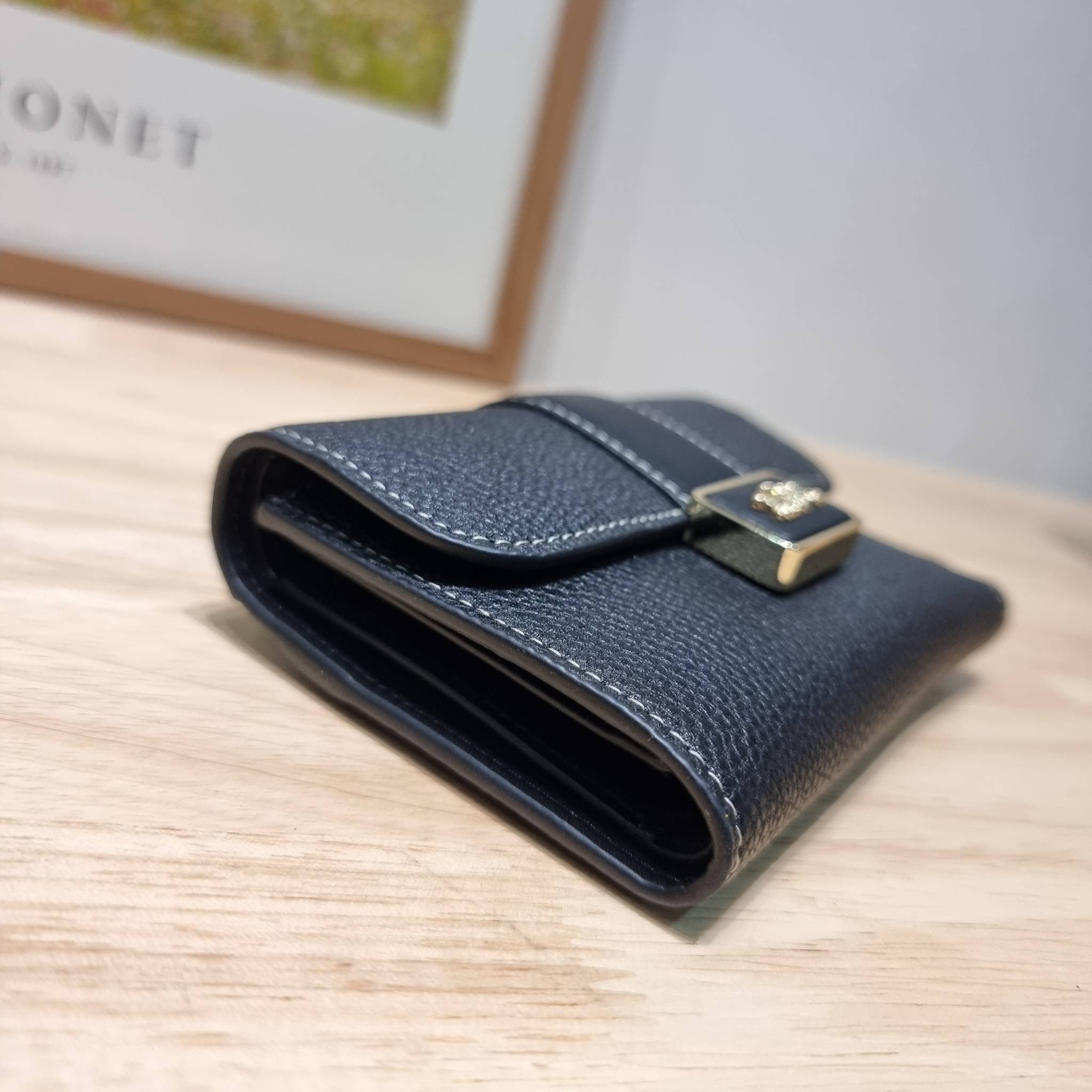 COACH MEDIUM GRACE WALLET IN SIGNATURE CANVAS CC061 CC060 CC059 พร้อมส่ง 5 สี กระเป๋าสตางค์ใบกลาง ดีไซน์หรู โดดเด่นด้วยโลโก้สไตล์วินเทจ คลาสสิค โทนสีใช้งานง่าย