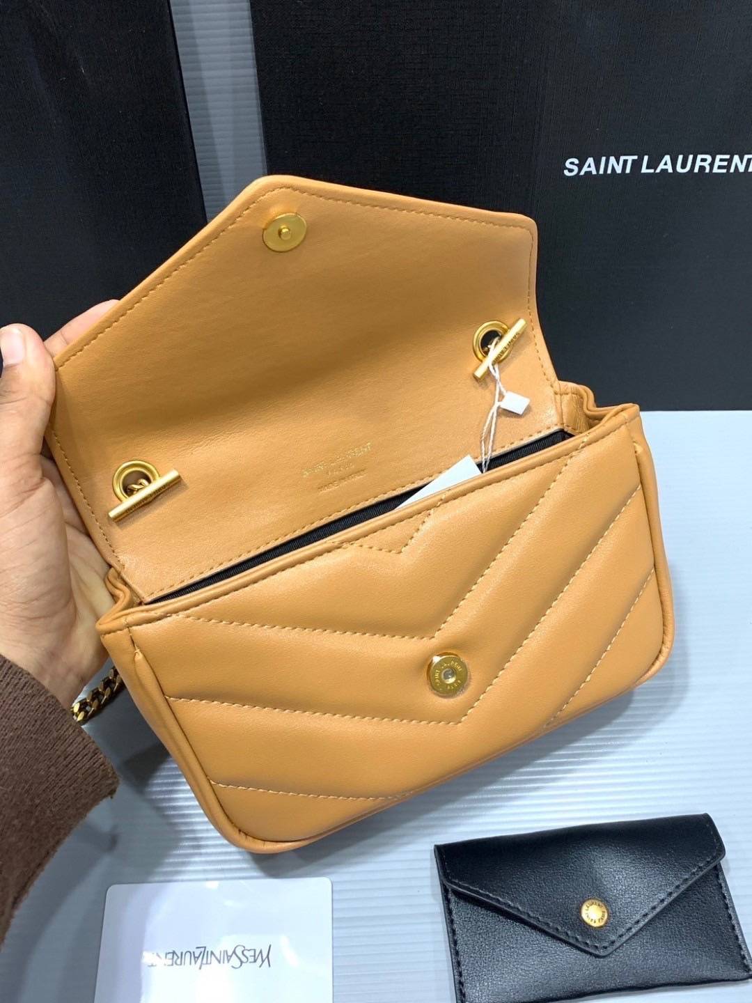 ORI | หนังแท้ 20cm YSL loulou mini in matelassé กระเป๋าสะพายทรงสวยคลาสสิค มาพร้อมใบเล็กใส่การ์ด งานหนังแท้สมผัสนุ่มมือตะเข็บเย็บลายเชฟรอนสวยเป็นเอกลัษณ์