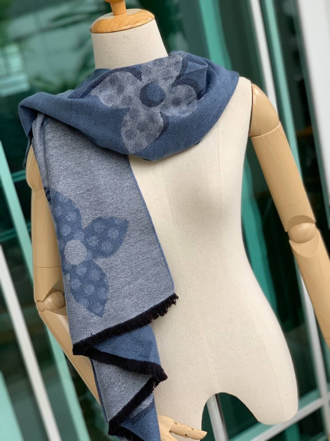 Louis Vuitton Women’s Scarves Accessories อีกหนึ่งแบรนด์ดังจากปารีส ด้วยงานพรีเมี่ยมกิ้ฟ ส่งมอบความรู้สึกดีๆให้กับคนที่คุณรัก ในรูปแบบผ้าพันคอและผ้าคุมไหล่ผืนใหญ่ให้ความอบอุ่น ถักทอด้วยผ้าcashmere ผ้าเนื้อดี สัมผัสนุ่มมือ ทอลายในตัว สีและลายคมชัด เหมาะสำห