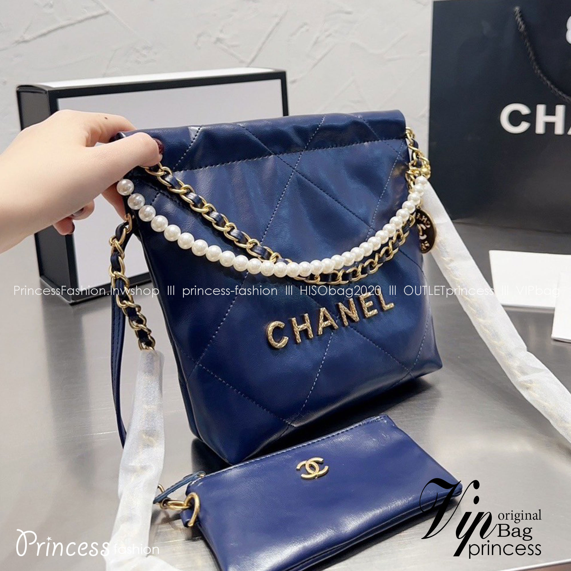 Chanel 22 mini bag with pearls 8" / Chanel Bag พร้อมส่ง กระเป๋าสะพาย สายโซ่อะไหล่ทองพร้อมสายมุกสวยหรู ทรงยอดฮิตในปี 2023 หิ้วหรือคล้องไหล่ได้ มาพร้อมกล่อง อปก ครบเซ็ท รอบนี้จัดราคาพิเศษสุดคุ้มค่ะ ใช้งานต่างประเทศได้ ภาพถ่ายจากงานขายจริง