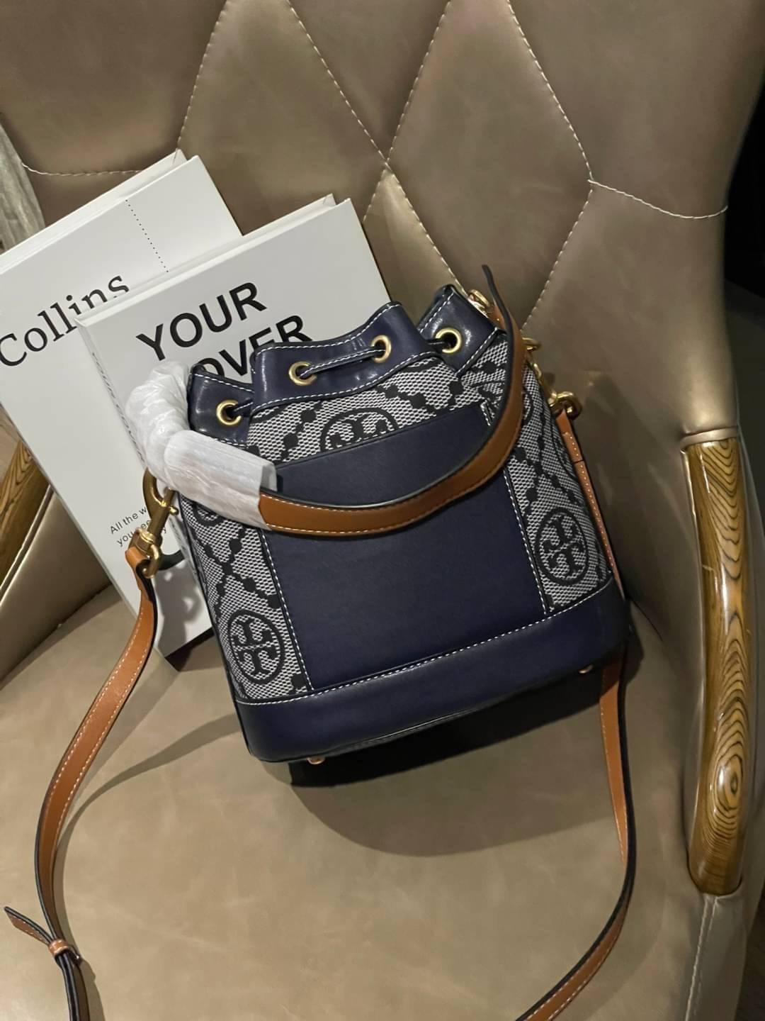 ของแท้ 💯% Tory Burch T Monogram jacquard bucket bag เปิดตัวกระเป๋า T MONOGRAM รุ่นใหม่ล่าสุดจาก TORY BURCH ครั้งแรกกับโมโนแกรม ที่ได้รับแรงบันดาลใจมาจากโลโก้สุดคลาสสิก