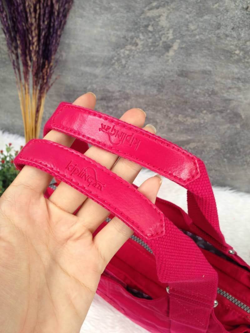 Kipling รุ่น Cicele กระเป๋าสะพายไหล่ใบใหญ่ สวยน่ารัก ตัวกระเป๋าด้านในเป็นช่องโล่งแบบปิดเปิดด้วยซิป มีช่องซิปด้านใน ด้านข้างกระเป๋า มี 2 ช่อง ปิดเปิด ด้วยเทป พร้อมที่ใส่โทรศัพท์ ปากกา และ MP 3 ในส่วนด้านใน และ ด้านข้างกระเป๋า ซ้าย-ขวา เป็นช่องขนาดเล็กสำหรั