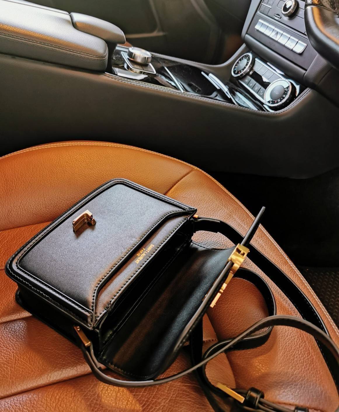 VIP YVES SAINT LAURENT YSL CROSSBODY BAG VIP / YSL Solferino Bag วัสดุหนังแท้ Calfskin ทรงสี่เหลี่ยมหนังสวยหรูอยู่ทรงเปิดปิดด้วยฝาปิดโลโก้แบรนด์อะไหล่ทอง ภายในโล่งมีช่องหลัก และช่องย่อยสามารถใส่มือถือของใช้จุกจิกได้เยอะ สายสะพายหนังยาวปรับระดับได้จะสะพายไ