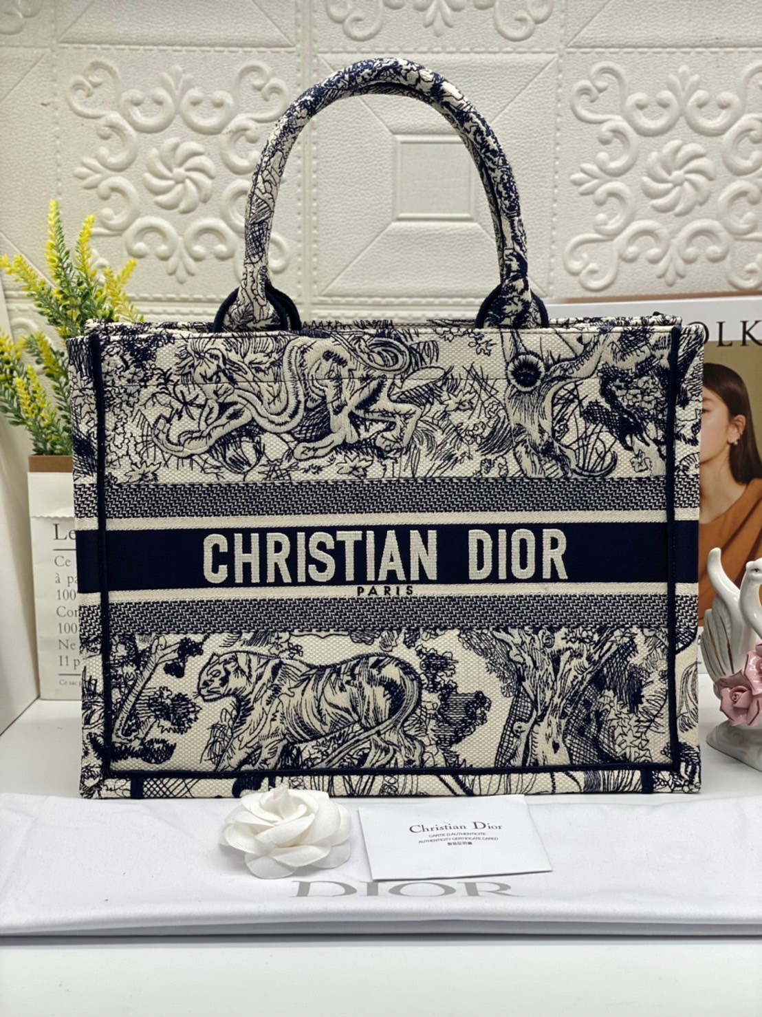 CHRISTIAN MEDIUM DIOR BOOK TOTE เอกลักษณ์ของความหรู เป็นทางช็อปปิ้งBag ที่ต้องมี ภายในโล่งกว้างมาก ใส่ของแบบแน่นๆ จุๆไปได้เลย น้ำหนักเบาสบาย งานออริปักขึ้นรูปสวยมาก มี code stamp พร้อมส่งที่ไทย ภาพสินค้าถ่ายจากงานขายจริง ใช้งานต่างประเทศได้ค่ะ
