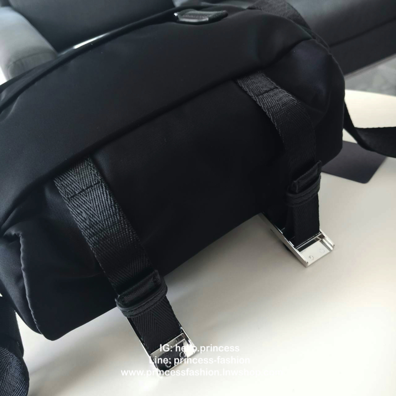 Prada Bag ทรงใหม่มีไว้ไม่ซ้ำใครแน่นอนคะ จะสะพายข้าง หรือ คาดอกก็ได้คะ วัสดุทำจากผ้าNylon กันน้ำ ตัวอะไหล่สีเงิน ขนาดกำลังดี ใส่ของได้เยอะคะ มือถือ กระเป๋าตังใส่ได้ สบายๆคะ ด้านหน้าและด้านหลังมีช่องซิปแยกให้อีกคะ ใช้ได้ทั้งผู้ชายผู้หญิงเลยคะ ด้านข้างกระเป๋