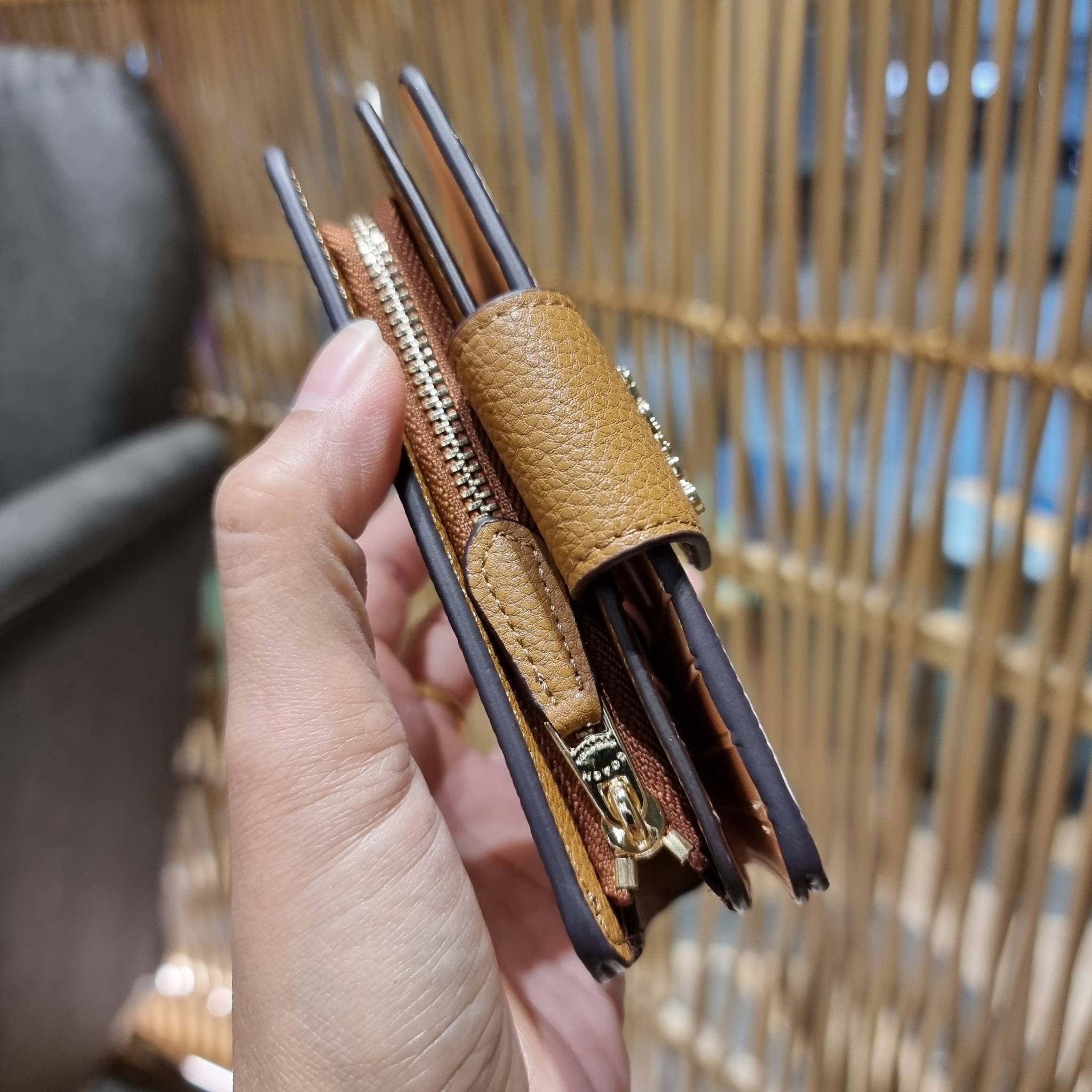 COACH C4899 MEDIUM CORNER ZIP WALLET WITH SNOPPY PRINT น้องใหม่คอลเลคชั่นสุดชิค ดีไซน์ลายพริ้นท์ผองเพื่อนสนูปพี น่ารักน่าใช้ เพิ่มลูกเล่นให้กระเป๋าสตางค์ของคุณไปอีก กับกระเป๋าสตางค์ใบกลาง ขนาดกำลังเหมาะมือ วัสดุหนัง pepble ทนทาน มีช่องใส่บัตรและธนบัตรครบ 