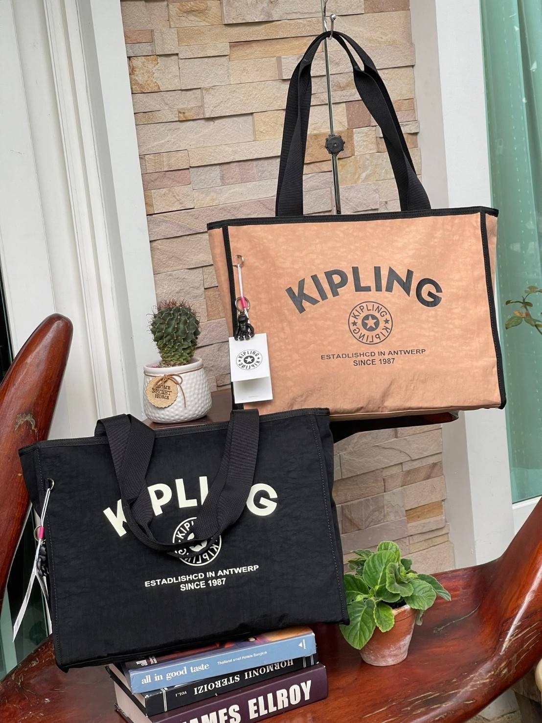 Kipling Stacey Tote Bag(KI3101) คอลเลคชั่นใหม่ล่าสุดจากkipling เป็นกระเป๋าที่มีสายคล้องเอาไว้ใช้งานบริเวณไหล่ สามารถจัดเก็บสิ่งของได้ในจำนวนมาก รวมไปถึงตัวซิปที่มีความไหลลื่น ใช้งานง่ายไม่มีสะดุดในขณะเดียวกันตัวกระเป๋าเองก็มีน้ำหนักเบามาก ๆ พื้นฐานที่สามา