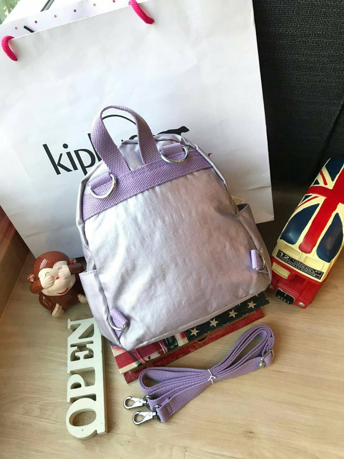 Kipling Kaopin Mini Backpack Woman’s กระเป๋าเป้สะพายรุ่นใหม่!!ขนาดมินิ สามารถแบบเป้หรือทรงcrossbody ได้ มีหลายช่องใช้งาน ด้านหน้าเป็นช่องซิปเล็กใส่ของจุกจิก ภายในมีช่องเล็กแยกเป็นสัดส่วน ใส่กระเป๋าสตางค์ยาวหรือมินิไอแพคได้ ขนาดกะทัดรัด มาพร้อมพวงกุญแจลิงส