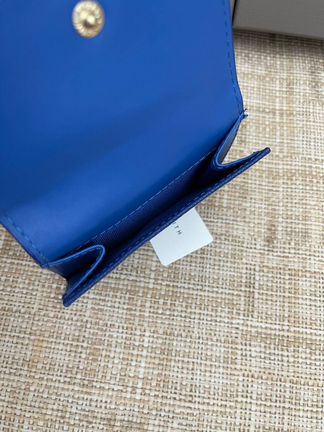 CHARLES & KEITH MINI SNAP-BUTTON SMALL WALLET กระเป๋าเงินใบ 3 พับสุดคลาสสิค ขนาดกระทัดรัดเหมาะกับการพกพาและใช้กับกระเป๋าใบเล็กมากๆเลยค่า