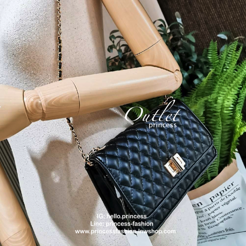 BEST SELLER! CHARLES & KIETH MINI CLUTCH BAG กระเป๋าสะพายทรงคลัชรุ่นยอดนิยมดีไซน์คลาสสิควัสดุหนังนิ่มลายตารางสวยอยู่ทรงขนาดมินิสไตล์ Chanel เปิดปิดด้วยตัวล๊อคแบบบิดอะไหล่ทอง ด้านหลังประดับโลโก้แบรนด์สวยดูดี มาพร้อมสายสะพายโซ่ร้อยหนัง Crossbody ได้สามารถซ้