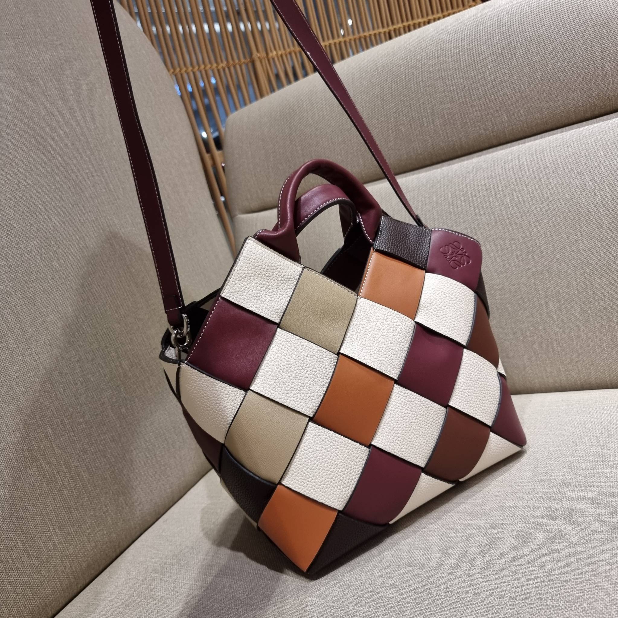 VIP 】LOEWE SURPLUS LEATHER WOVEN BASKET BAG IN CLASSIC CALFSKIN ใหม่ล่าสุดและสวยที่สุด กระเป๋าสะพานที่ถักทอด้วยความปราณีต โดดเด่นด้วยสีที่จับมาคอนทราสได้ลงตัว ใบใหญ่จุได้แบบเน้นๆ วัสดุหนังวัวแท้เต็มใบ หรูเลิศ ปากกระเป๋ามีสายหนังสำหรับผูกรวบปากกระเป๋า ภายใ