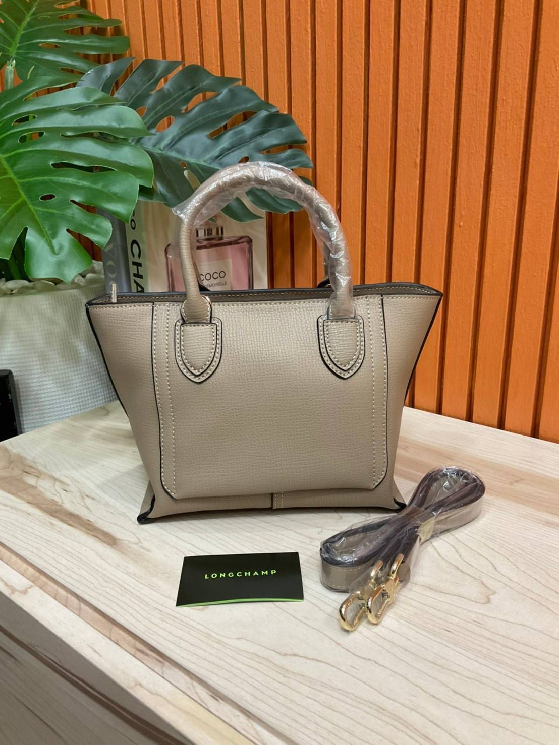 ของแท้ 💯% LONGCHAMP MINI MAILBOX TOP HANDLE BAG กระเป๋าถือ/Crossbody รุ่นหายาก!! รุ่นใหม่ล่าสุด ดีไซน์ด้วยเส้นด้ายที่ดูโฉบเฉี่ยว และ รูปทรงสี่เหลี่ยมคางหมู ทรงสวยโดดเด่น