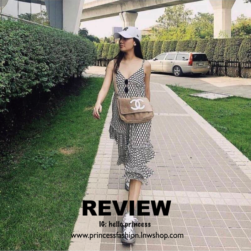 Chanel Beaute Crossbody Bag กระเป๋าสะพาย VIP GIFT ของแท้ จาก Chanel Cosmetic แท้💯 วัสดุขนวูลหนานุ่ม ตัดโลโก้แบรนด์หนังสีขาวสวยโดดเด่น น้ำหนักเบา เปิดปิดด้วยฝาปิดกระดุมแม่เหล็ก ใบใหญ่กำลังดี ใส่ iPad, กระเป๋าสตางค์ใบยาว, และของจุกจิกได้เยอะ มาพร้อม