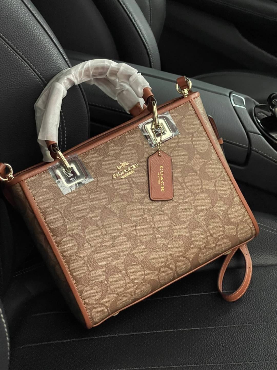 Coach Perry Tote Classic Bag F57568 รุ่นใหม่ล่าสุด กระเป๋ารูปทรงสี่เหลี่ยมสุดคลาสสิก เป็นกระเป๋าอเนกประสงค์ที่สามารถใช้ได้แทบทุกโอกาส ไม่ว่าจะไปเรียน, ไปทำงาน, ไปเที่ยว หรือแม้แต่ไปชอปปิง ด้วยขนาดที่กำลังดี ไม่ใหญ่เทอะทะ แต่ก็ไม่เล็กจนเกินไป มาพร้อมหูหิ้ว