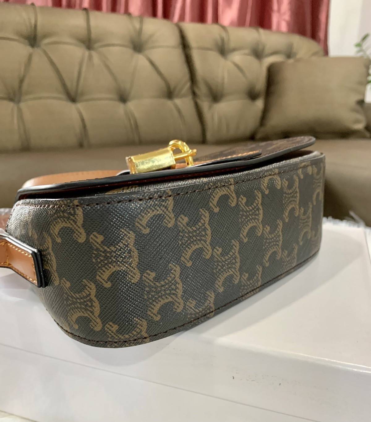 VIP 】CELINE TABOU CLUTCH BAG CELINE MINI CROSSBODY BAG (GWP) วัสดุ Triomphe Canvas หนังสวยอยู่ทรงกันน้ำได้ ขนาดกำลังน่ารัก การออกแบบที่เน้นความเรียบแต่หรู มาพร้อมสายสะพายสั้นและสายสะพายยาว สำหรับสะพายไหล่ สายปรับระดับสั้น-ยาวได้ (ถอดไม่ได้) โดดเด่นที่ด้าน