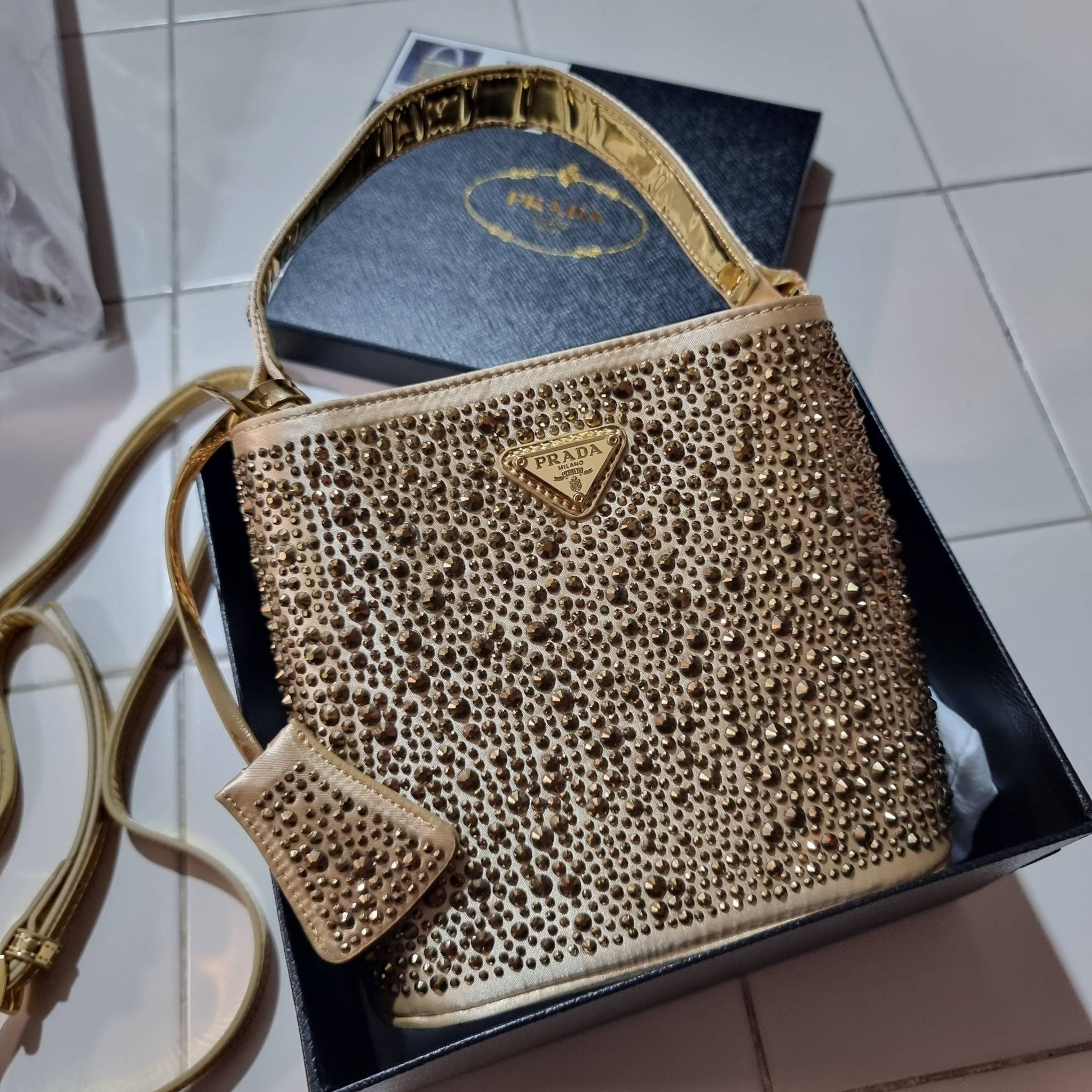 PRADA SMALL PANIER CRYSTAL EMBELLISHED TOTE BAG กระเป๋าสะพายทรงโท้ท ไซส์กำลังสวย หรูหรา โดดเด่น ถือออกงานก็ดูระยิบระยับเล่นแสง ทำให้ดูดีมีราคา