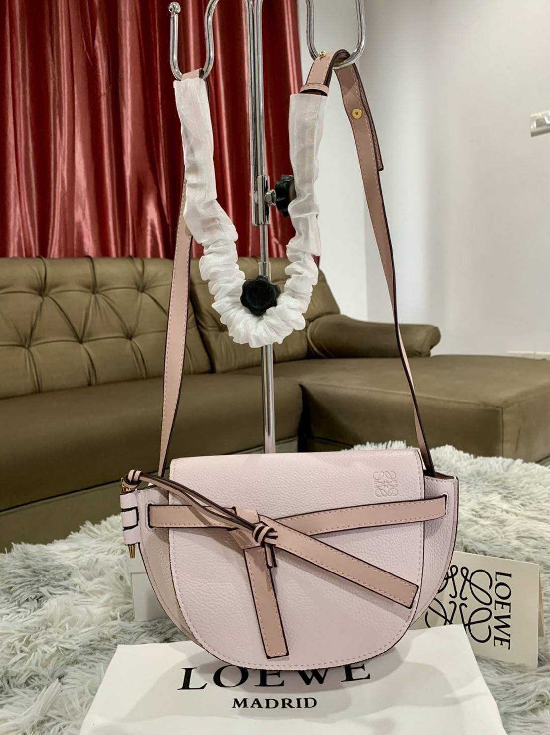 LOEWE Small Leather Gate Crossbody Bag VIP GIFT WITH PURCHASE (GWP) กระเป๋าถือหรือสะพาย Limited จาก LOEWE DUTYFREE COUNTER วัสดุ Canvas & Leather Calfskin หนังแท้ รูปทรงทันสมัย น้ำหนักเบามากค่ะ มาพร้อมสายสะพายยาวสามารถปรับระดับได้ เป็นอีกหนึ่งรุ่นฮิตกันมา
