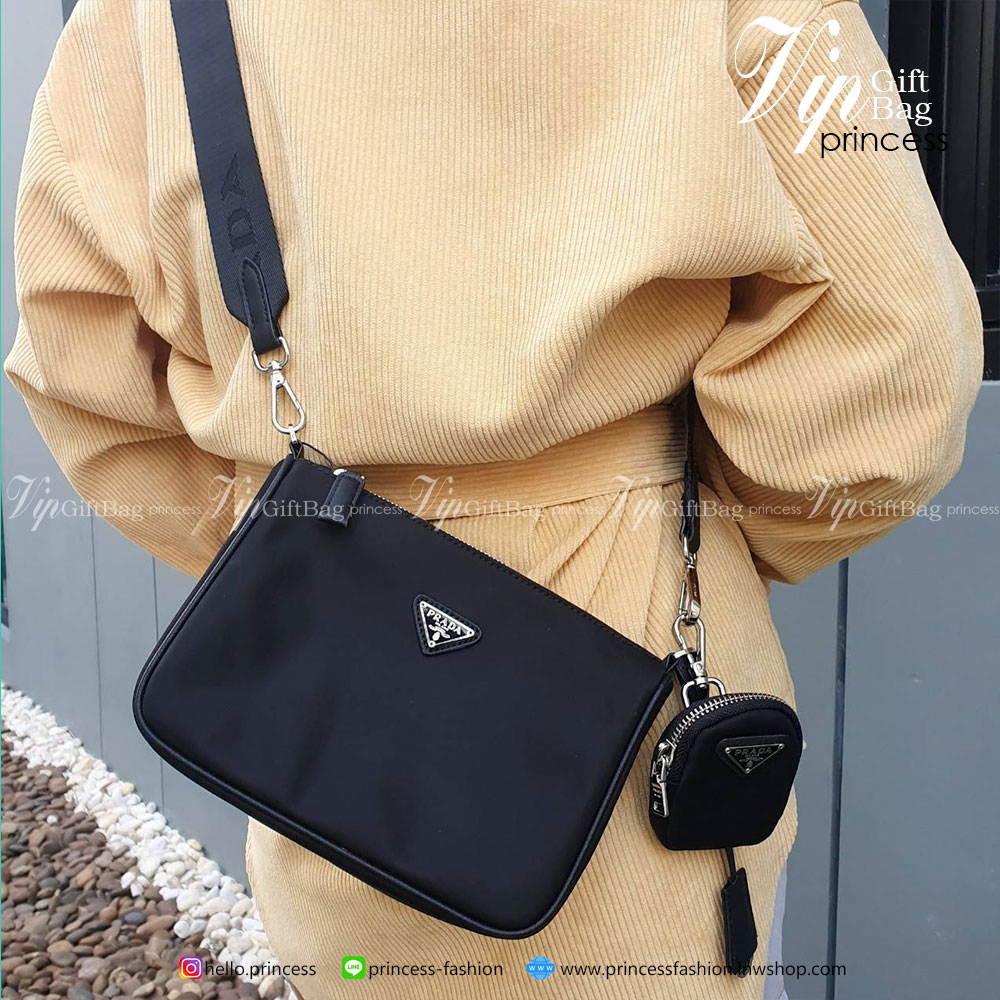 🎉 งานพรีเมี่ยมกิ๊ฟท์จากแบรนด์ PRADA ซื้อ1 ได้ไปถึง3 สายแบนสะพาย CROSSBODY สายโซ่สีเงิน คล้องไหล่ กระเป๋าห้อยใบเล็กใส่เหรียญ คุ้มมากค่ะรุ่นนี้ แม่ค้าแนะนำเลยจ้า วัสดุทำจากผ้า NYLON #อะไหล่เงินทั้งใบ เปิดปิดด้วยซิป ภายในมีช่องซิปและป้ายโลหะแบรนด์ บุ