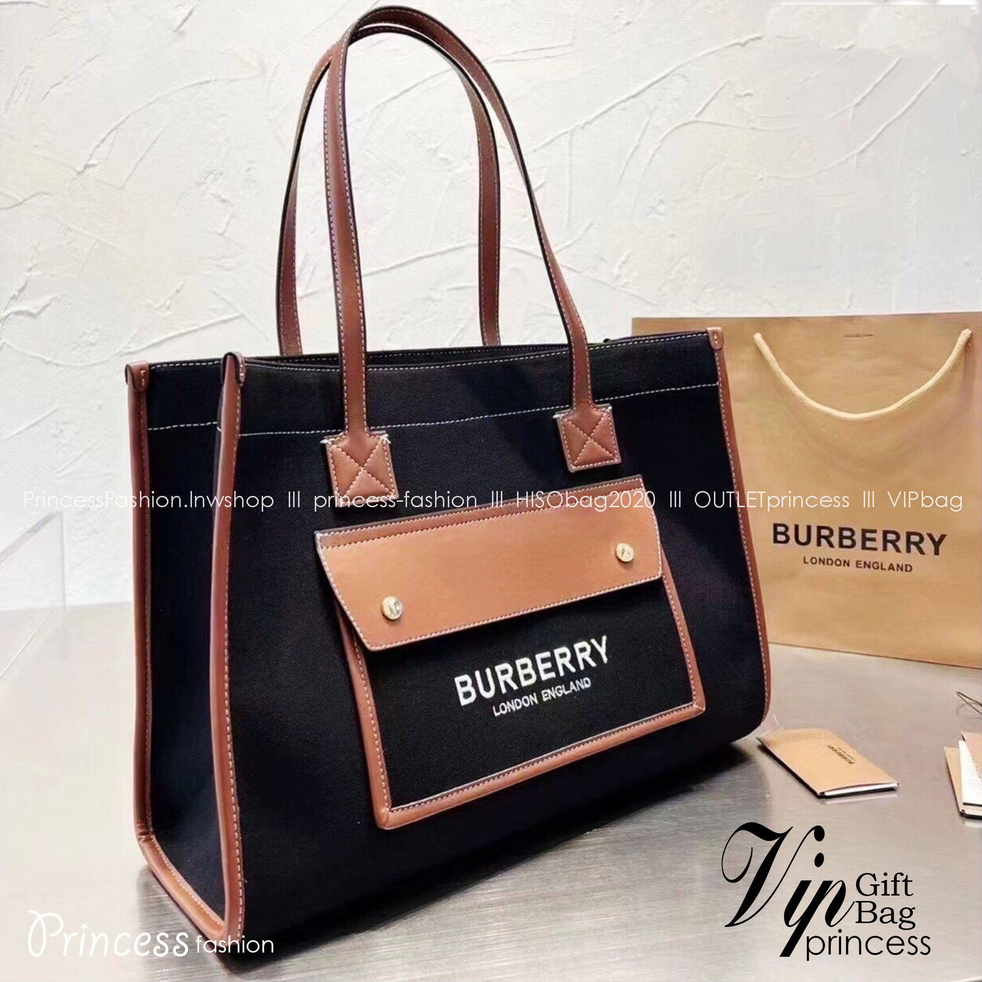 BURBERRY Leather-trimmed embroidered canvas tote / BURBERRY FRAGRANCES LARGE TOTE BAG / BURBERRY Freya Tote Bag วัสดุ Canvas & Leather ดีไซน์สวยอยู่ทรงสไตล์ Casual ด้านหน้ามีช่องใส่ของ ภายในโล่งกว้างและจุสุดๆสามารถใส่เอกสารA4 หนังสือ ของใช้ได้เยอะ หูหิ้วห