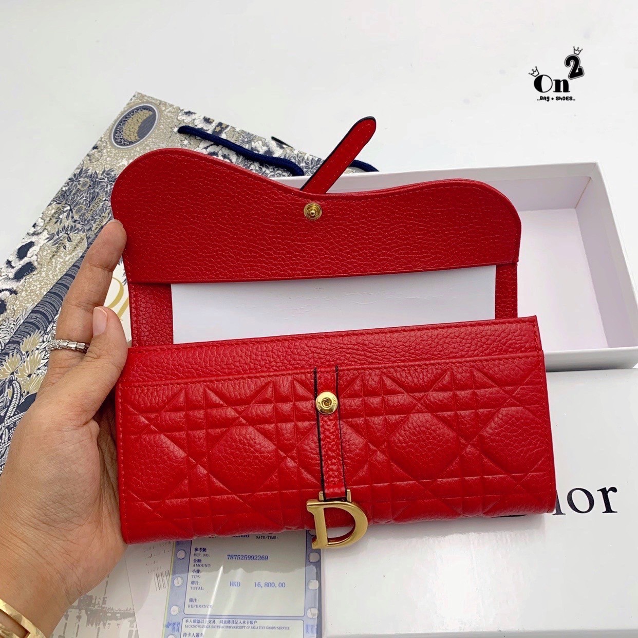 Dior Long Wallet กระเป๋าสตางค์ใบยาว เปิดหน้าทรงเคิร์ป สวยหรู งานหนังนิ่มฟู มาพร้อมอะไหล่สีทองหรูหรา ด้านในมี 3 ช่องใช้งาน งานจริงคือสวยมาก มาให้สาวๆเลือกใช้กัน 3 โทนสี ราคาดีย์มากกน้าาา