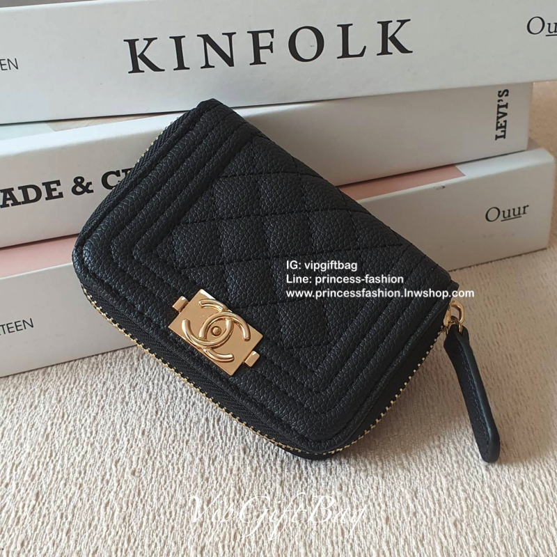 กระเป๋าสตางค์ใบสั้น แนะนำรุ่นนี้คะ งานพรีเมี่ยมกิ้ฟท์จากเค้าเตอร์ต่างประเทศ **ทรงสวยหรู หนังสัมผัสลายด้าน จากแบรนด์ CHANEL (GWP) ด้านหน้ามีโลโก้แบรนด์ CC สีทองหรู **อะไหล่สีทองทั้งใบ เปิดปิดด้วยซิปมีที่จับหนัง ปั้มป้าย MADE IN ITALY 🇮🇹 ด้า