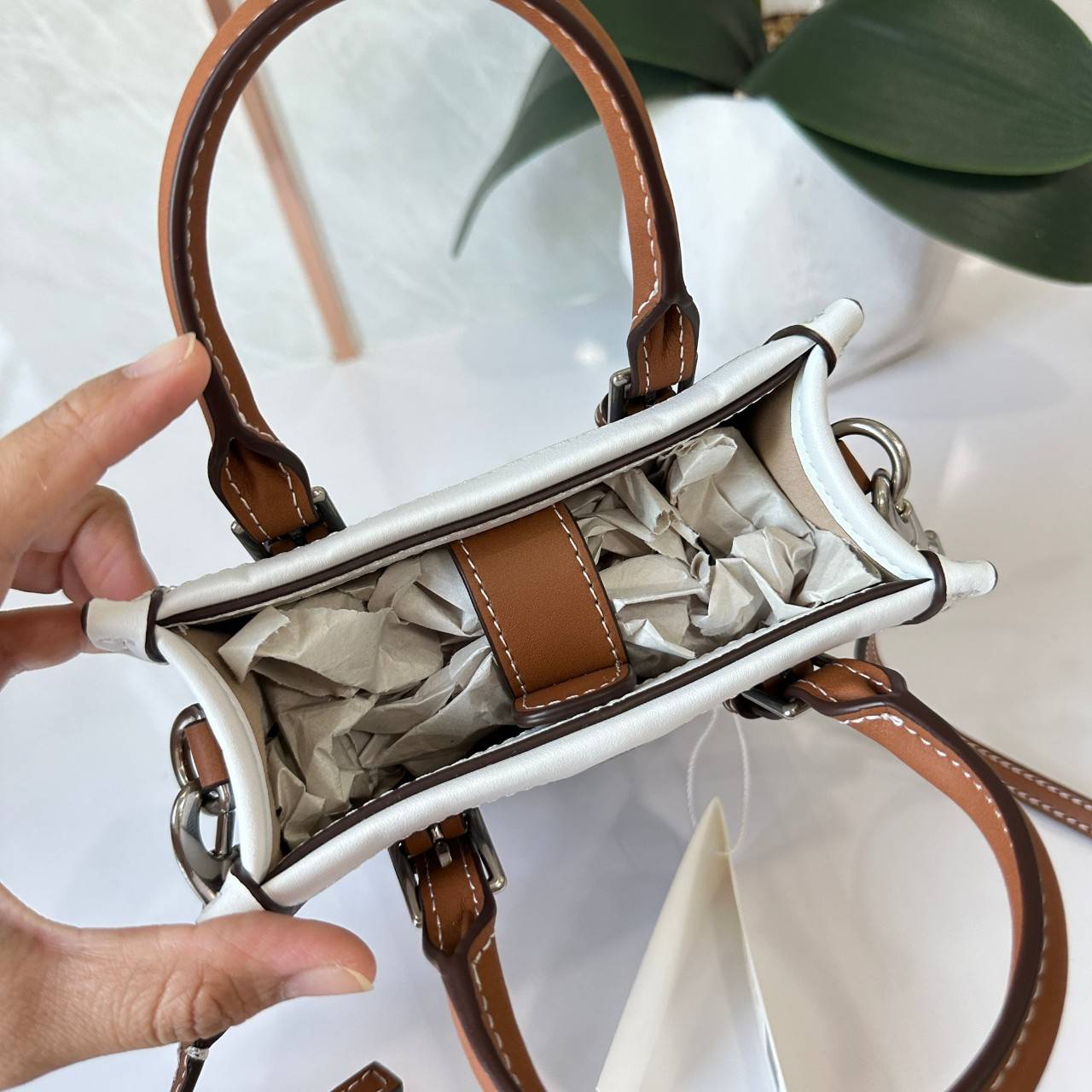 Tory Burch Mini T Monogram Denim Tote / Tory Burch T Monogram Jacquard Denim Mini Tote กระเป๋าทรงโท้ทไซส์มินิ T Monogram รูปแบบคลาสสิค ตัดเย็บอย่างดี คอลใหม่ห้ามพลาดคะ