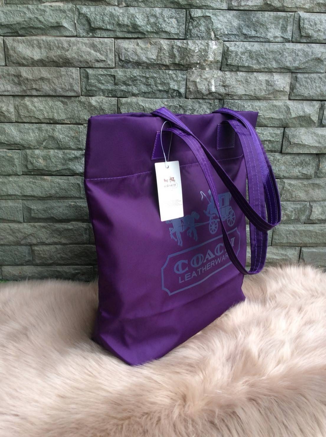 COACH nylon tote bag กระเป๋าสะพายทรง tote วัสดุ nylon หูหิ้วหนัง+ nylon ด้านหน้าปั๊ม logo brand เปิดปิดด้วยกระดุมแม่เหล็ก ภายในกว้าง ใส่ A4 ได้ และมีช่องซิปเล็กใส่ของจุกจิก ใบนี้จุได้เยอะ ทนทานทำความสะอาดง่ายค่ะ สวยทุกสีค่ะ