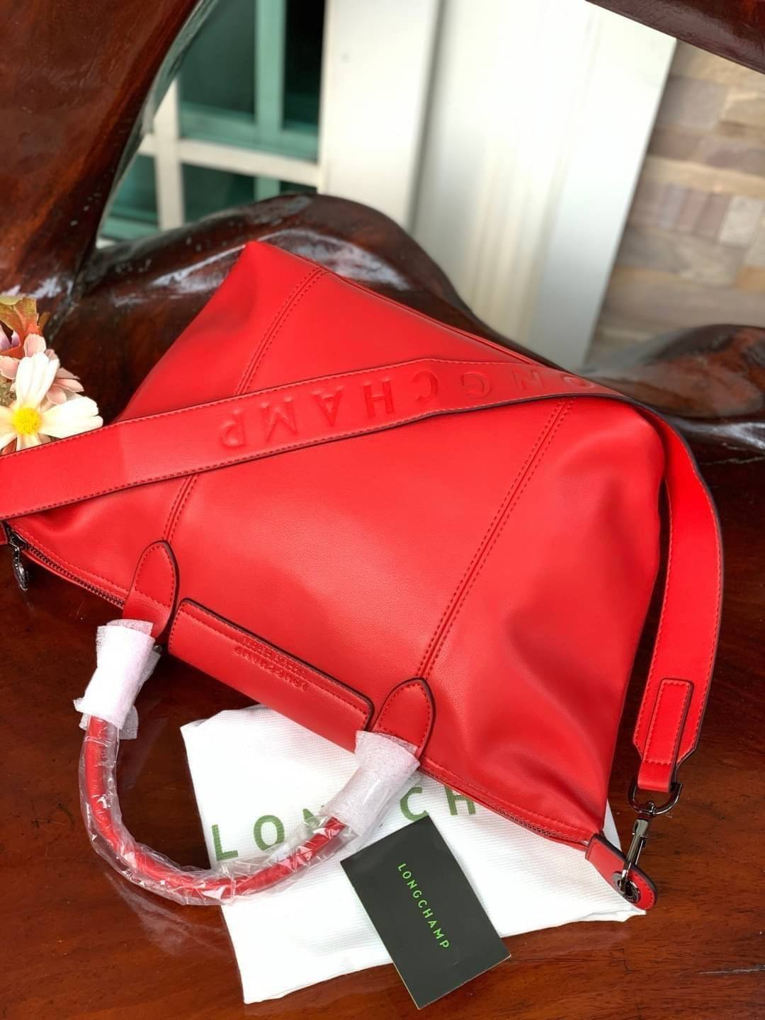 Longchamp LE PLIAGE CUIR TOP HANDLE BAG S เรียกว่าเป็นกระเป๋าอีกหนึ่งรุ่นที่ไม่ว่ายังไงก็ฮอตฮิตและติดเทรนด์ตลอดไม่เคยเปลี่ยนกับ ทรง Le Pliage Cuir หนึ่งในตระกูลกระเป๋าสุดไอคอนิกจากแบรนด์ เมื่อรุ่น Le Pliage Cuir ในรูปแบบของหนังแกะ Metis ได้ถือกำเนิดขึ้นใน
