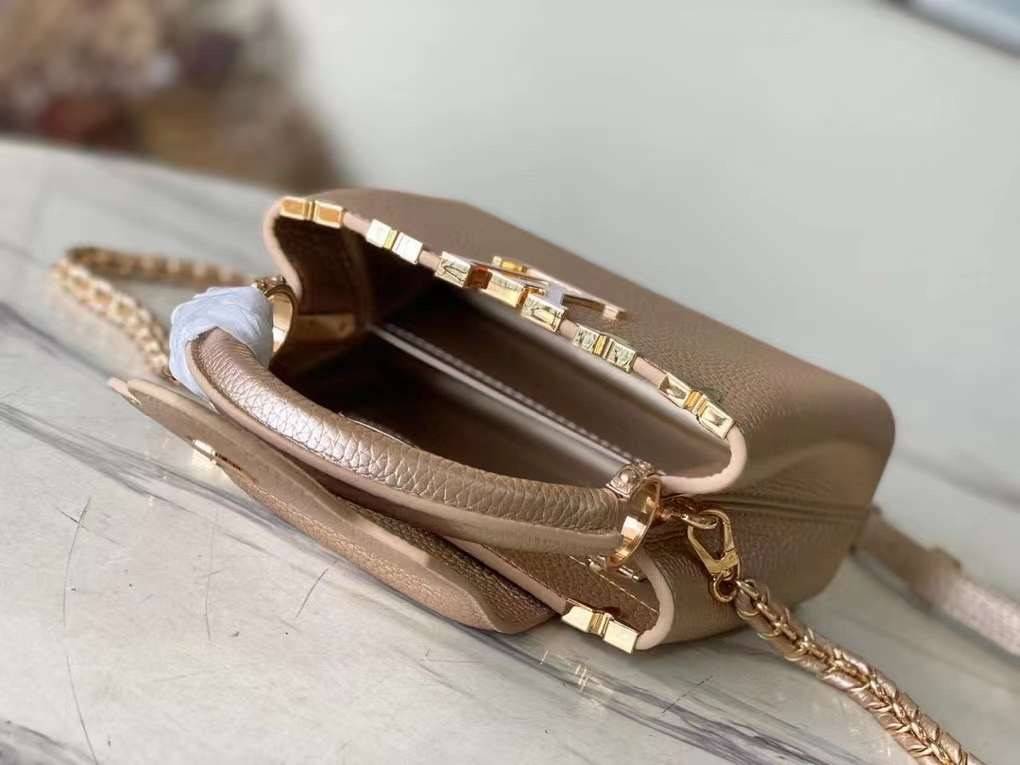LV Capucines Mini Gold Luxury Bag 21cm เกรดท็อปออริจินอล มีความละเอียดของเนื้องานมากที่สุด ปราณีตตรงปกทุกใบ ใช้สลับของแท้ได้ ใช้งานต่างประเทศได้ เข้าออกผ่านทุก ตม. สุดยอดเดอะเบสท์ไอเท็ม สวยหรู ผู้ดี หรูหรา ดูแพงมาแต่ไกล