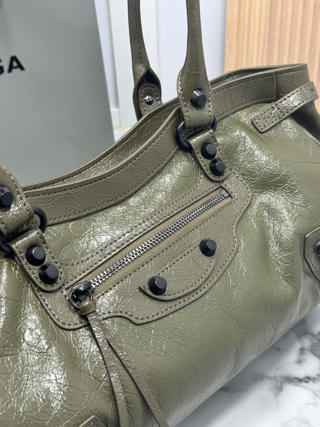 ORI หนังแท้ | Balenciaga Le City Bag East-west Bag 32cm กระเป๋าถือ/สะพายข้างทรงยาวดีไซน์โดดเด่นสวยเท่ล้ำสมัย ที่สุดแห่งความไอคอนิกไม่เหมือนใคร มีกิมมิคและลูกเล่นแพรวพราว