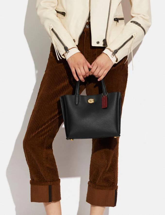 COACH C8561 C8869 WILLOW TOTE 24 IN COLOR BLOCK น้องสาวลุคลูกคุณมาแล้วจ้า กระเป๋าถือ/สะพาย ดีไซน์คัลเลอร์บล็อค ลงตัว เรียบหรู ใบจริงคือผู้ดี๊ผู้ดี ใช่ได้ทุกๆโอกาส วัสดุหนัง pepble อยู่ทรง เปิดปิดด้วยตัวบิดล็อค และอีกฝั่งเป็นกระดุมแม่เหล็ก ภายในโล่งกว้าง ใ