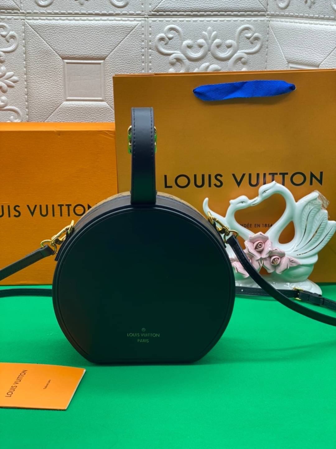 หนังแท้ LOUIS VUITTON PETITE BOITE CHAPEAU LV ROUND BAG โดดเด่นด้วยรูปทรงอันเป็นเอกลักษณ์และรายละเอียดแบบคลาสสิก ภายในโล่งกว้างด้วยช่องใส่ของขนาดใหญ่ มีสายยาวสะพายข้างได้ ถอดออกได้ หรือจะถือหรูๆ ไปเลยค่าา ภาพถ่ายสินค้าจริง ไอเท็มนี้สวยน่าใช้สุดคุ้มมากๆ ห้