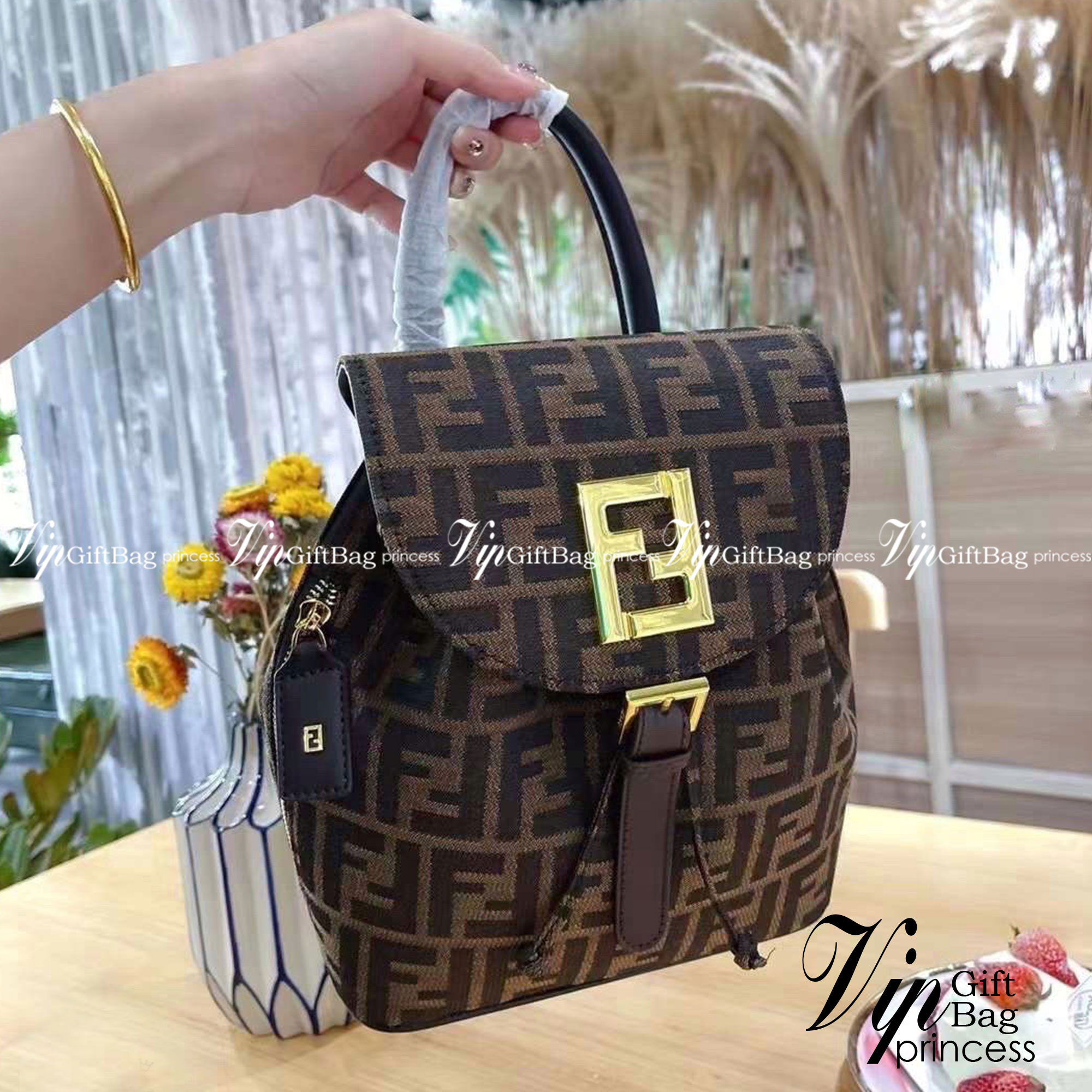 FENDI BACKPACK MONOGRAM กระเป๋าเป้เฟนดิ ทรงขนมจีบเปิดหน้า ผ้าทอลาย งานสวยปั้มทุกจุด ขนาดกำลังดีทรงน่ารักน่าใช้มากค่ะ ลายโมโนแกรมสวยตามฉบับแบรนด์ เด่นด้วยลายสัญลักษณ์แบรนด์ที่ฝากระเป๋า ตัดกับอะไหล่สีทอง ตกแต่งที่คล้องสายด้วยโลโก้ตัว FF สวยสะดุดตา ภายในกระเ