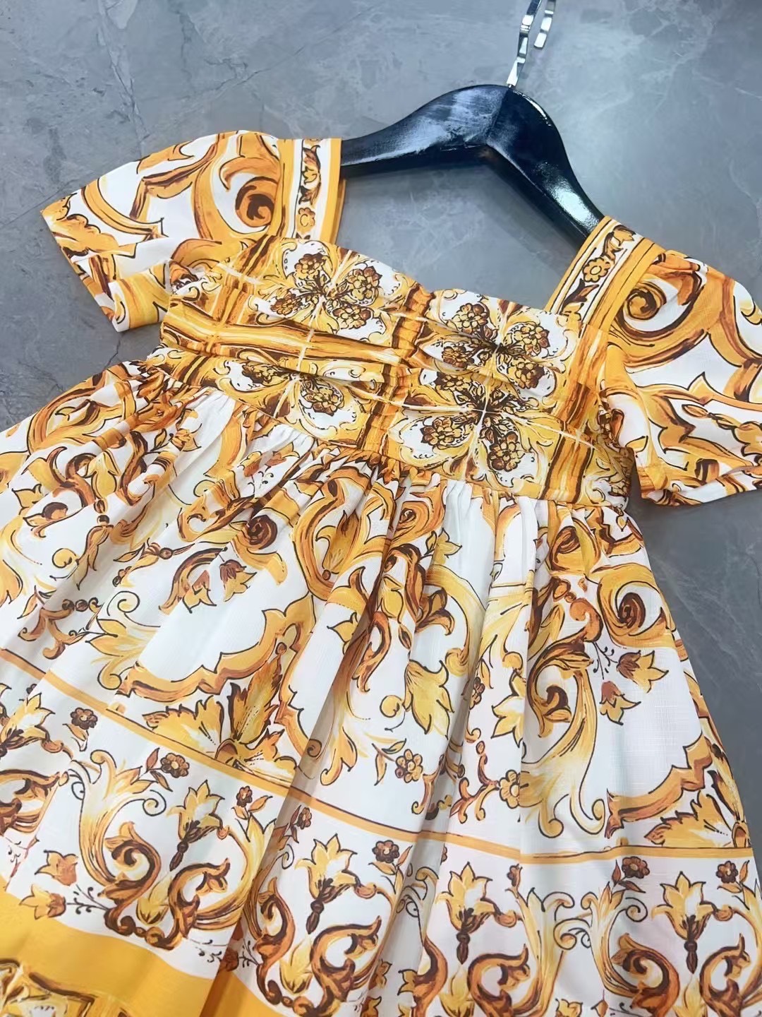 สลับแท้ เกรดเทพ Size 90-150 เสื้อผ้าเด็กแบรนด์เนม Dolce & Gabbana งาน 1:1 เดรสลายผ้าชนะเลิศ ใส่ออกงานเบาๆ เอฟให้ลูกสาวใส่สวยค่ะ เนื้อผ้าอย่างดีงานนำเข้า จากโรงงานเทียบแบรนด์