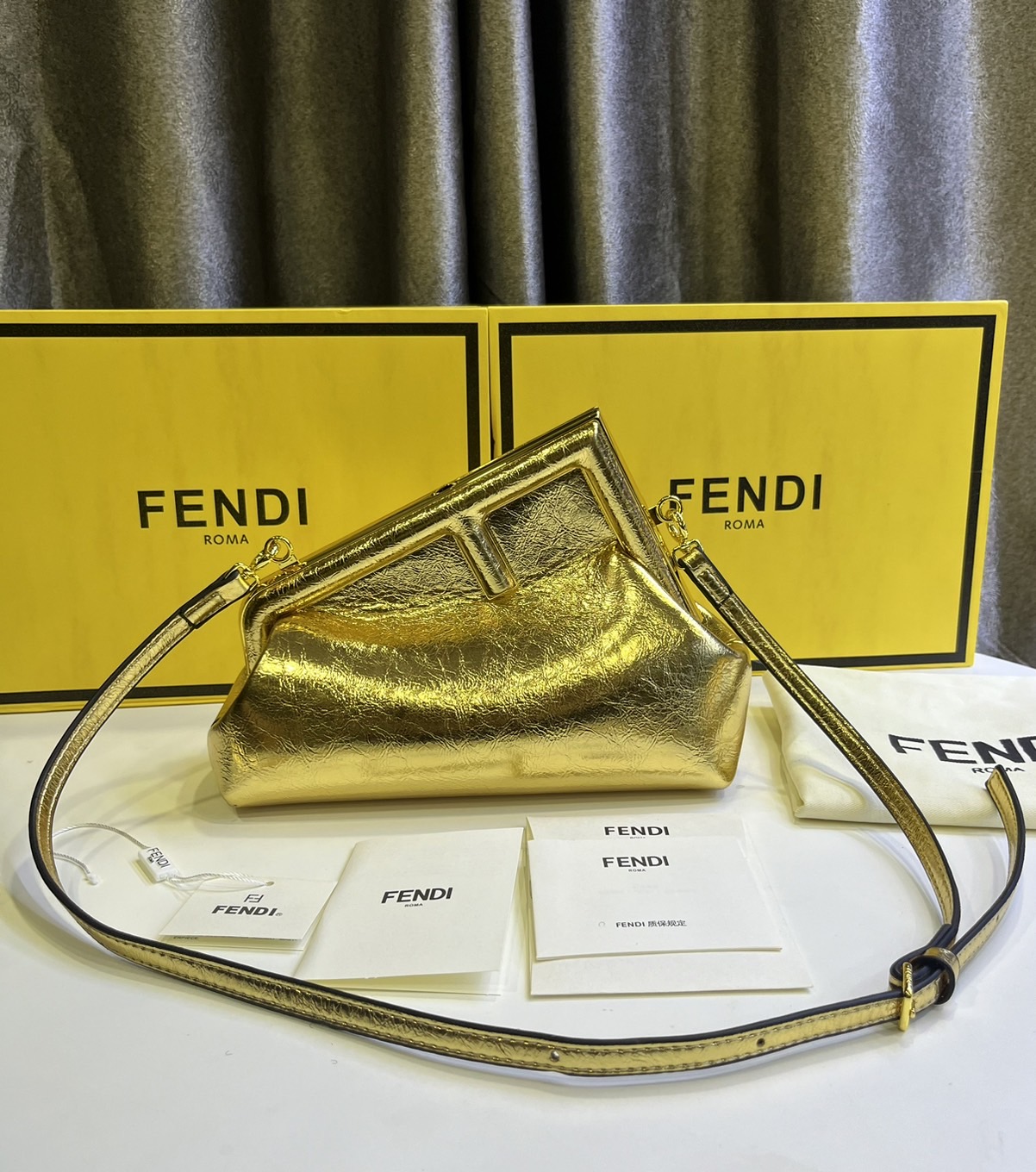 พร้อมส่ง 6 สี FENDI First Midi bag กระเป๋าทรงคลัชมาพร้อมสายสะพาย รูปลักษณ์สวยงามทันสมัย 🧡 เกรดออริจินอล 1:1 สลับแท้ ใช้งานต่างประเทศได้