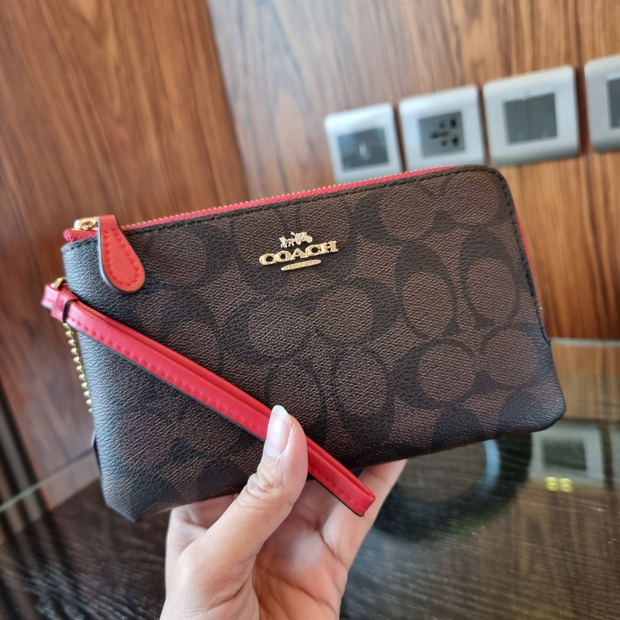 COACH F87591 DOUBLE CORNER ZIP WALLET IN SIGNATURE COATED CANVAS คล้องมือรุ่น 2 ซิป!! มาแล้วจ้า 🌟🤗 ไซส์นี้คือเหมาะมือจริงๆ พกง่ายเช่นเคย ไม่ต้องกังวลว่าจะเกะกะหรือกินพื้นที่กระเป๋าหลัก วัสดุหนังแคนวาสเคลือบลาย มีช่องหลักแยก 2 ช่อง ภายในบุผ