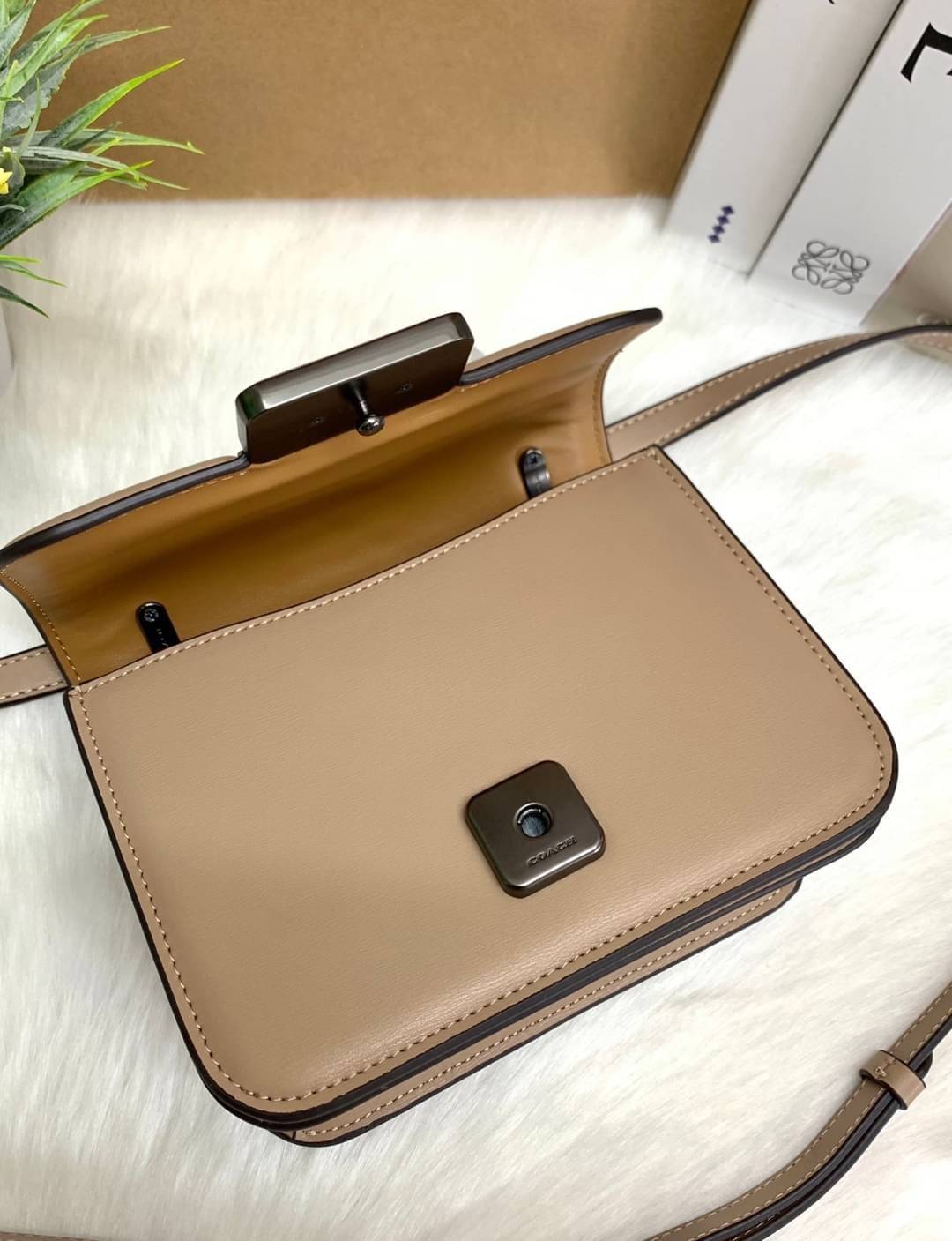 น้องสวย คุณภาพแน่นอีกแล้วจร้าา! COACH ALIE SHOULDER BAG 18 WITH WEAVING ((C2587)) พร้อมส่งความสวย! กระเป๋าสะพายครอสบอดี้ร์หรือสามารถทบเป็นสายคู่ใช้แบบหิ้วหรือคล้องไหล่ได้ด้วย หนังแท้อย่างดีสวยงามค่ะ ด้านหน้าทำหนังแบบสานได้คลาสสิคค่ะ