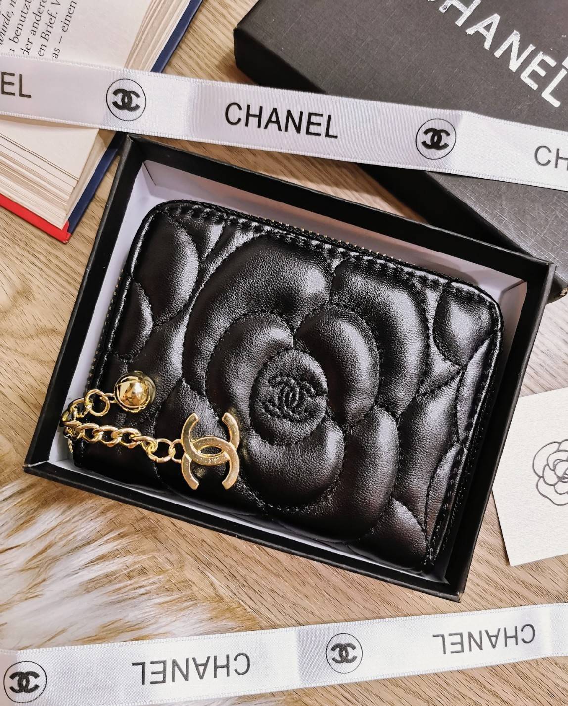 พร้อมส่งความสวย! NEW ARRIVAL! CHANEL SHORT WALLET WITH ZIP VIP GIFT WITH PURCHASE (GWP) พรีเมี่ยมกิ้ฟรุ่นใหม่ล่าสุดจาก Chanel Make Up Lotte Duty Free Korea วัสดุหนังนิ่มสีดำขึ้นลายดอกคามิเลียเอกลักษณ์แบรนด์สวยหรูสุดคลาสสิค เปิดปิดด้วยซิปแบรนด์สวยหรู สะดวก