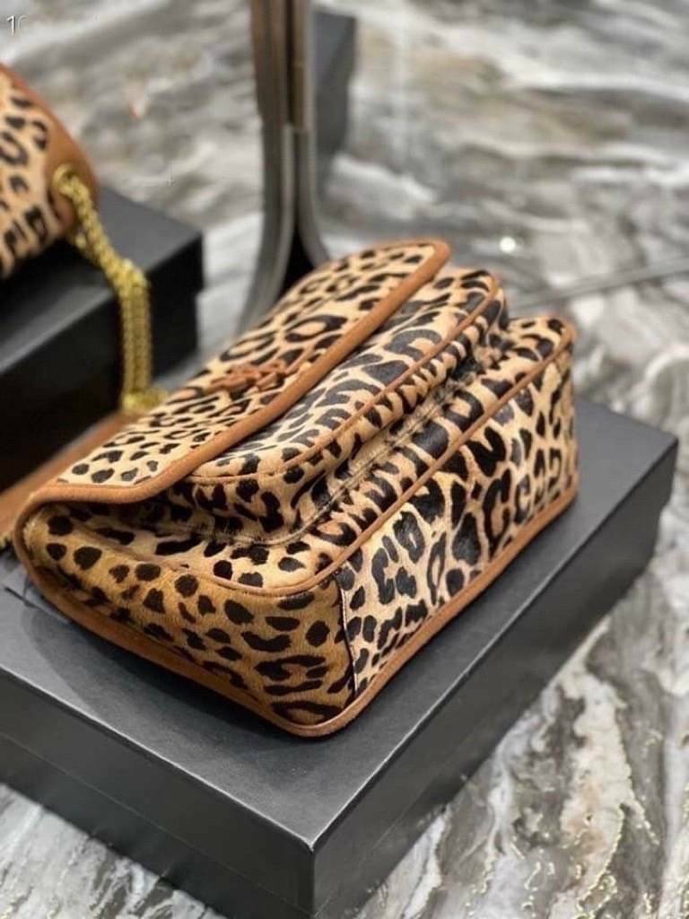YSL Medium Leopard Niki Shoulder Bag / Saint Laurent Niki medium animal print shoulder bag กระเป๋าสะพายรุนใหม่ล่าสุด ลาย Leopard โดดเด่น งานสวย ด้านหน้าประดับโลโก้แบรนด์ และมีช่องสำหรับเก็บของที่หยิบใช้บ่อย ตอบโจทย์การใช้ชีวิตระหว่างวันได้ดีมากๆ สายสพายดี