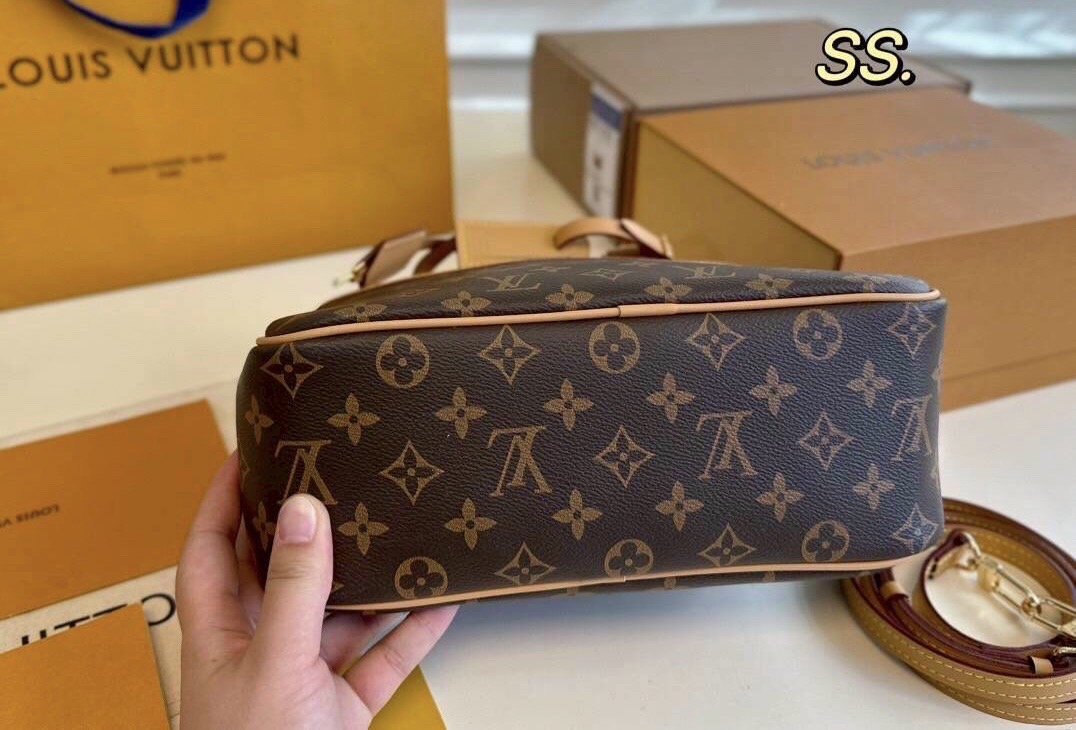 LV Monogram Trouville Handbag กระเป๋าสะพายดีไซน์คลาสสิควินเทจ รูปทรงใช้งานง่ายสะดวกคล่องตัว เรียบง่าย หรู ดูผู้ดี ปากกระเป๋ามีซิปเปิดปิด ภายในโล่งกว้าง พร้อมเสิร์ฟให้ในราคาน่ารักๆ ของมันต้องมีแบบนี้ ก็ต้องตำได้แล้วน้าอย่าช้า อย่าพลาด!!
