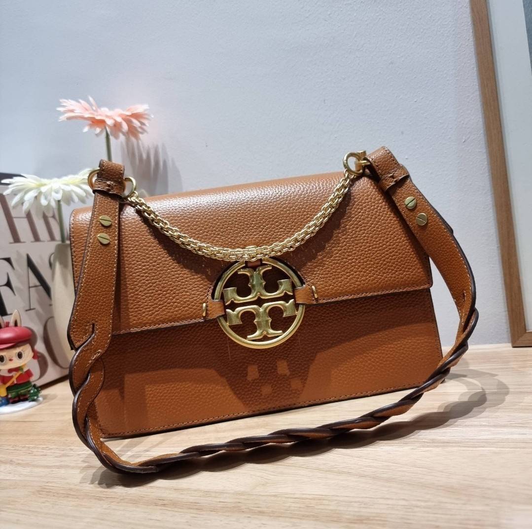 TORY BURCH MILLER SHOULDER BAG / Tory Burch Bag รุ่นยอดนิยม รุ่นหายาก รุ่นที่สาวๆตามหา ใบนี้เลย!! สวยหรู ผู้ดีทุกสี กระเป๋าสะพายไหล่ ดีไซน์อยู่ทรง คลาสสิคแฝงความหรูด้วยโลโก้สีทองอร่ามโดดเด่น