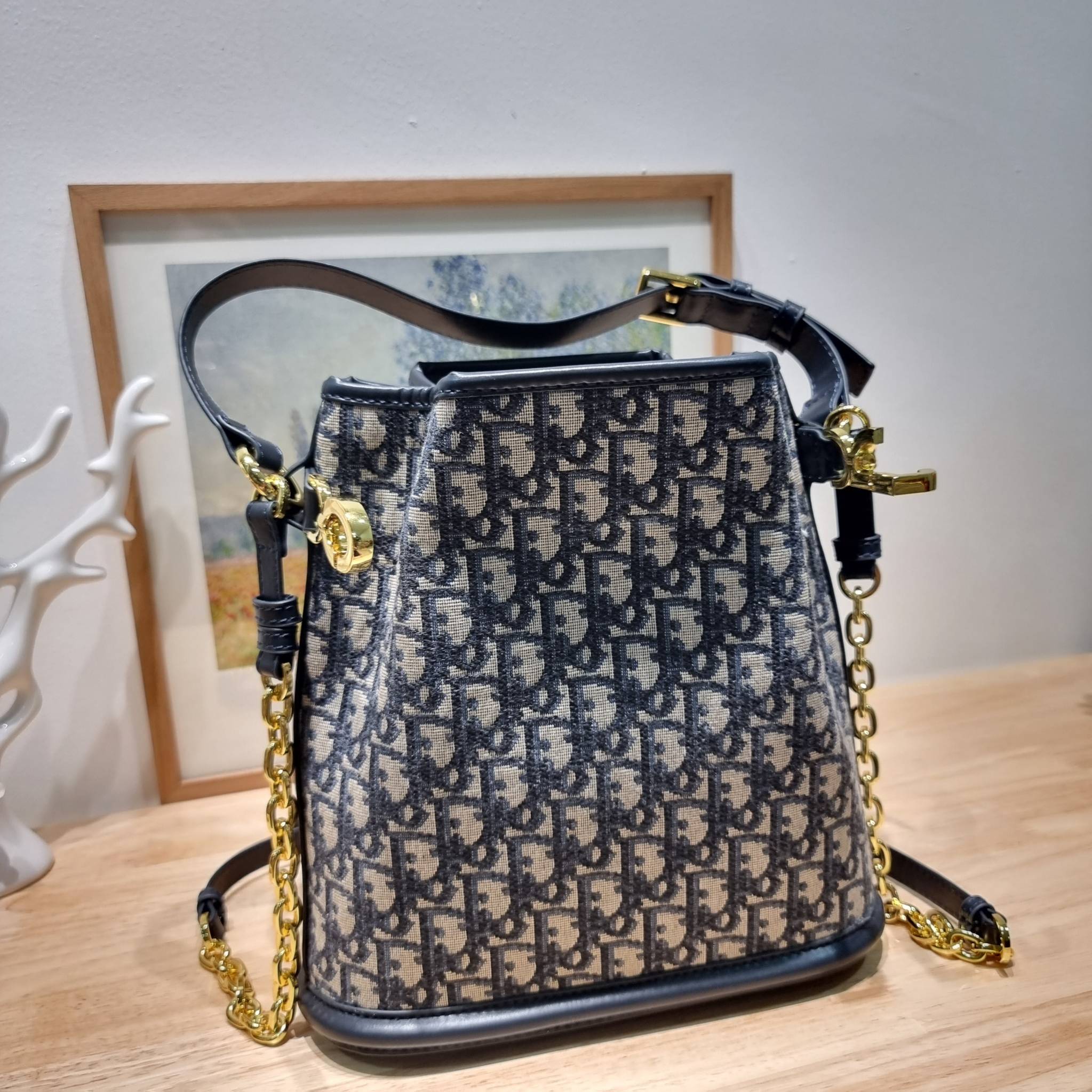 CD MEDIUM C'EST BAG 25cm / Dior bucket bag พร้อมส่ง กระเป๋าสะพายสุดคลาสสิค ดีไซน์หรู มีดีเทลสวยไม่ซ้ำใคร อะไหล่ออกแบบมาเป็นตัวซีดี **ล็อทราคาพิเศษสุดคุ้ม