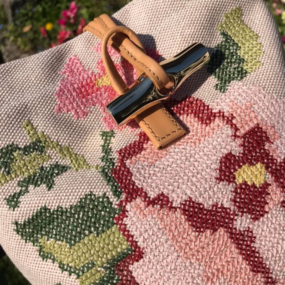 LONGCHAMP ROSEAU ESSENTIAL FLEURS Bucket bag S - กระเป๋าทรงถังขนาดเล็ก วัสดุผ้าฝ้าย ลายปักษ์ดอกกุหลาบ Roseau เป็นคอลเล็คชั่นที่สดใสและเรียบง่าย ซับในสีพื้น อะไหล่สีทอง น้ำหนักเบา จุของได้เยอะ มีสายสะพายไล่ ถอดสายได้ Crossbody ได้