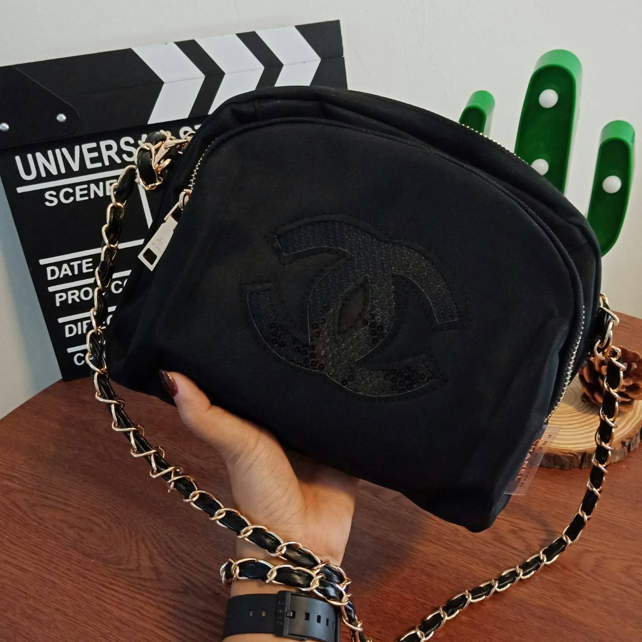 ุ่นใหม่ล่าสุด !! Chanel Cosmetic Bag With Chain VIP Gift With Purchase กระเป๋าสะพายทรงสวย วัสดุ Nylon เต็มใบ สีดำดีไซน์ทรงกลมด้านหน้าประดับโลโก้แบรนด์วิ้งๆสวยหรูดูดี เปิดปิดด้วยซิป หัวซิปแบรนด์อะไหล่ทอง ด้านในมีช่องใหญ่สองช่อง จุของได้เยอะมากเว่อคะ จะสะพา