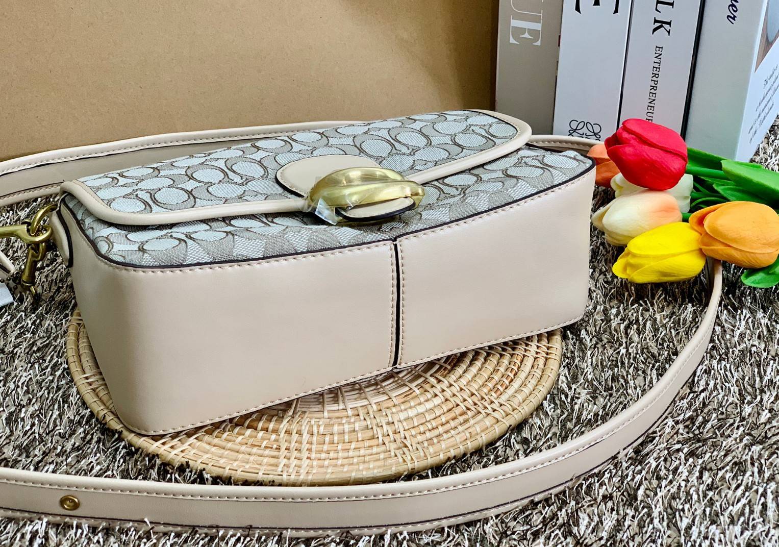 สวย คลาสสิคมากๆจ้าา COACH SOFT TABBY EUROPEAN CLASSIC UPGRADE PORTABLE BAG((C4821)) พร้อมส่งทันทีค่ะ สินค้าออกใหม่!! กระเป๋าหิ้ว//สะพายข้างได้ สุดคุ้ม! วัสดุ jacquard+หนังแท้ ได้สวยงาม คลาสสิคมากๆค่ะ น้ำหนักเบา เปิดปิดแบบกระดุมแม่เหล็กเป็นอะไหล่โลโก้แบรนด