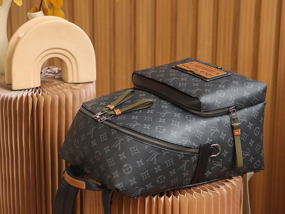 LV Discovery Backpack / LV Backpack in Black กระเป๋าเป้ งานปั้มแบรนด์ ใช้ได้ทั้งชายหญิง ภาพถ่ายจากงานขายจริง ใช้งานต่างประเทศได้