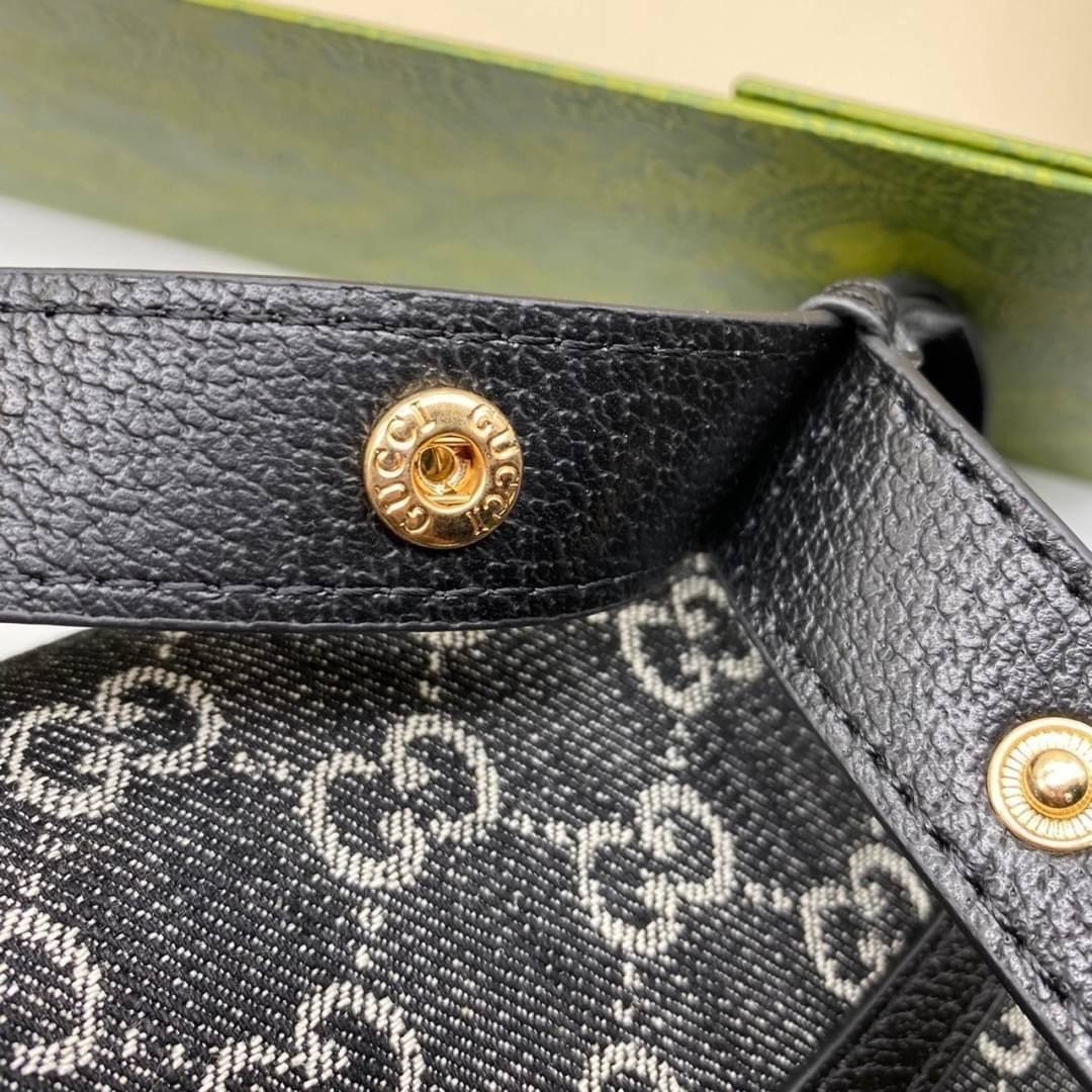 หนังแท้ Gucci Horsebit 1955 shoulder bag Black and ivory GG denim jacquard สีดำเดนิมสวยมากกกก มีมาน้อยนะคะ ที่สุดของรุ่นที่ฮอตหนักมาก คอลเลคชั่นที่ยอดขายดีตั้งแต่วันแรกที่ลง shop ด้วยรูปทรงที่กะทัดรัด ตอบโจทย์ได้ทุกลุค ทุกไลฟ์สไตล์ ใช้งานได้ง่ายคล่องตัว เ