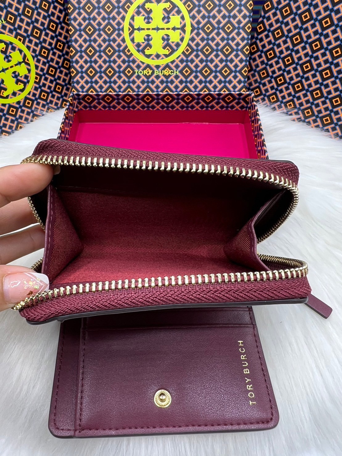 Tory Burch Charlie Mini Bi-fold Leather Wallet / Tory Wallet พร้อมส่ง กระเป๋าสตางค์ใบสั้น รุ่นใหม่ขายดี หรูหราทุกสี ดีไซน์คลาสสิค ขนาดกำลังพอเหมาะ โดดเด่นด้วยโลโก้